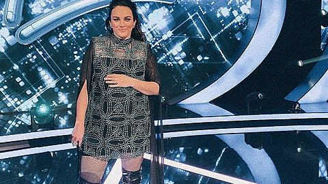 Ewa Farna a její outfit na ivé vysílání