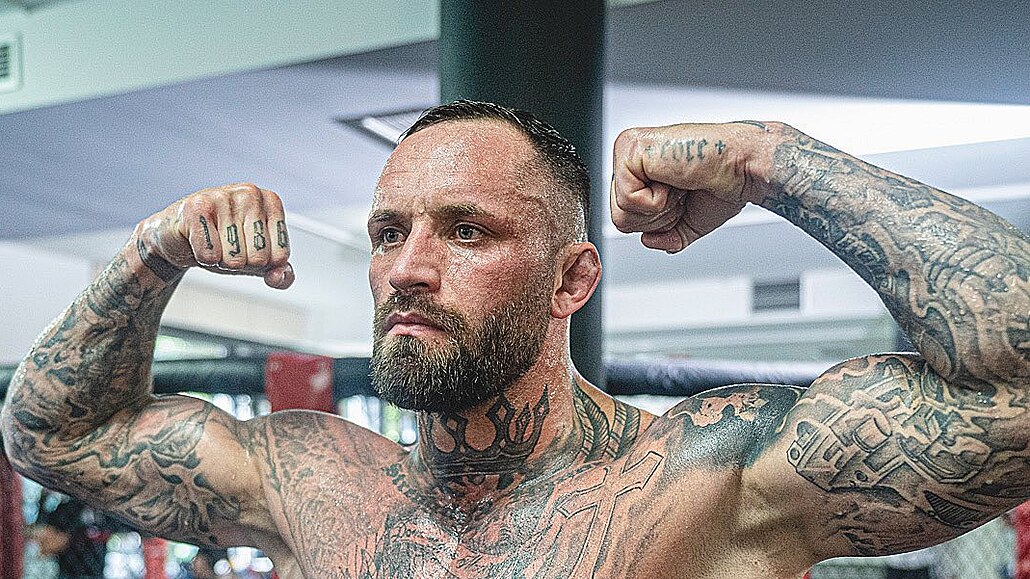 Německý Vémola v Oktagonu: Luxusní fára a obří dům! Dříve dělal hlídače a byl v Hells Angels ...