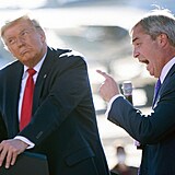 Donald Trump a Nigel Farage jsou staří známí.
