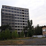 Vedle rozestavěné budově na Palmovce, kde měla sídlit nová radnice, je sídlo...