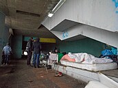 Bezdomovecká kolonie pod Hlávkovým mostem