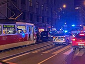 Poblí zastávky tramvaje v Jené ulici srazilo osobní auto chodce, který i pes...
