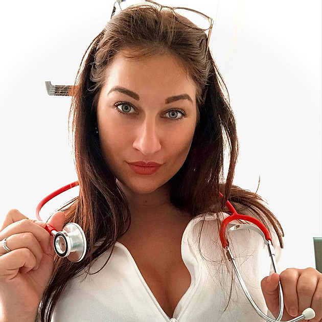 Kristýna pracuje jako zdravotní sestra na intern.