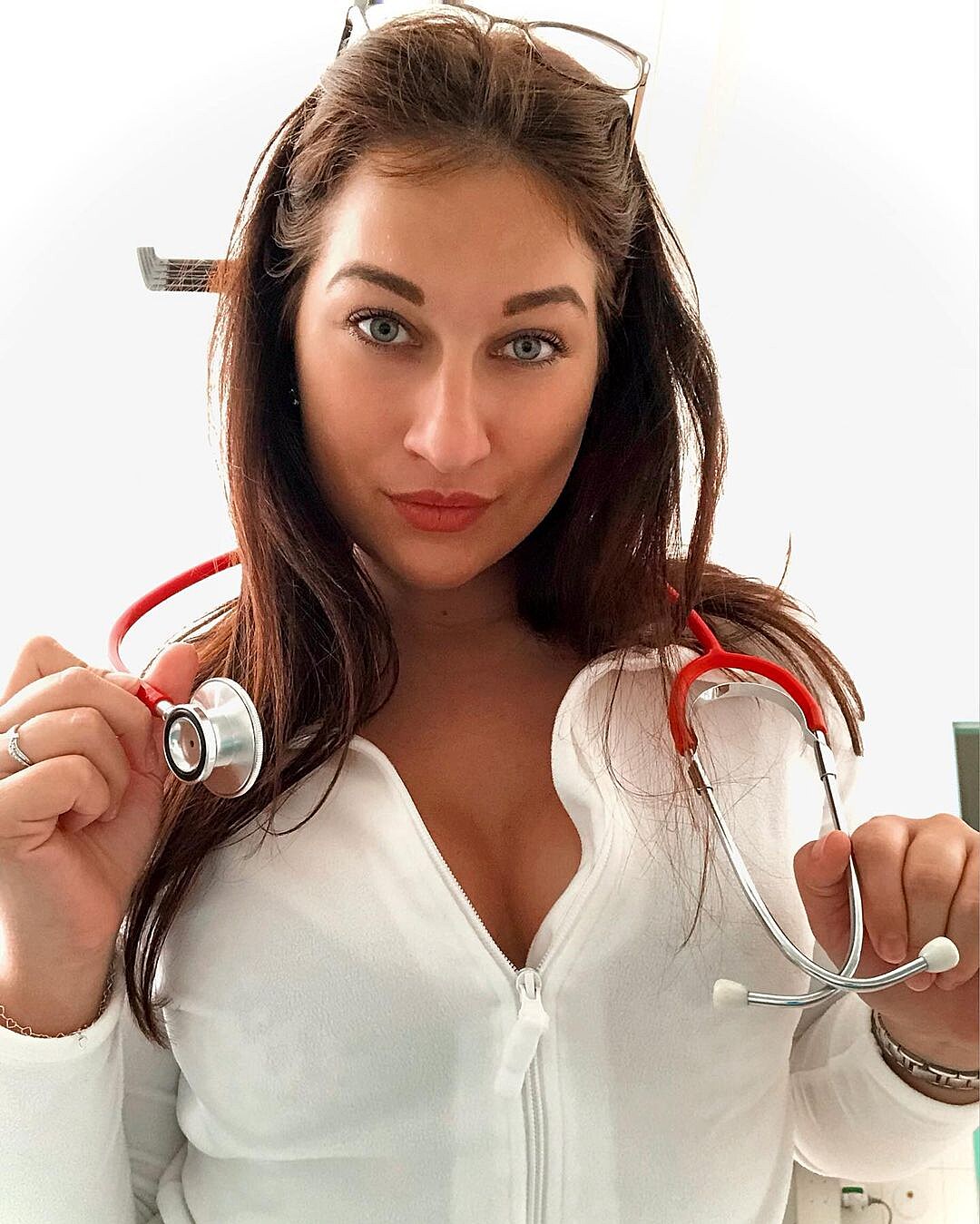 Kristýna pracuje jako zdravotní sestra na interně.