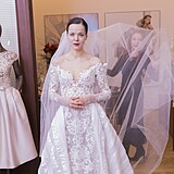 Lilia Khousnoutdinova zkouší svatební šaty v salonu Blanky Matragi.