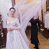 Lilia Khousnoutdinova zkouší svatební šaty v salonu Blanky Matragi.