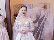 Lilia Khousnoutdinova zkouí svatební aty v salonu Blanky Matragi.