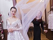 Lilia Khousnoutdinova zkouí svatební aty v salonu Blanky Matragi.