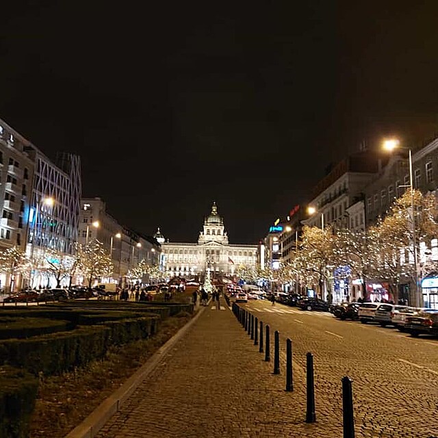 Evropa utahuje covidov opasky, ale v esku jsme v pohod.