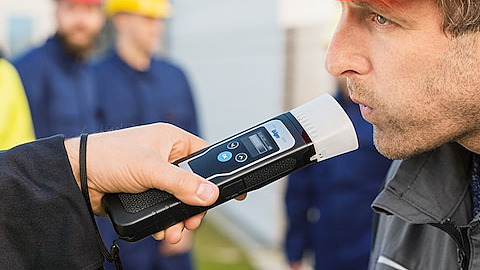 Alkoholtester doporuujeme pro kadého idie, pro hvzdy silvestrovských veírk i letních festival.