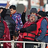 Migranti slaví zdolání lamanšského průlivu.
