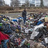 K domu vede cesta skrze hromadu odpadk.