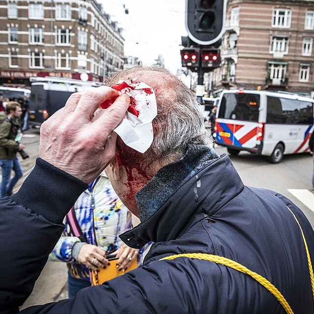 Policist proti demonstrantm pouili obuky.