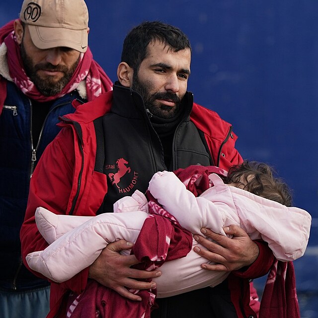 Migranti se do Britnie dostvaj skrze rozbouen vody lamanskho prlivu.