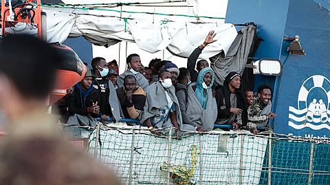 Migranti slaví píjezd do Itálie.