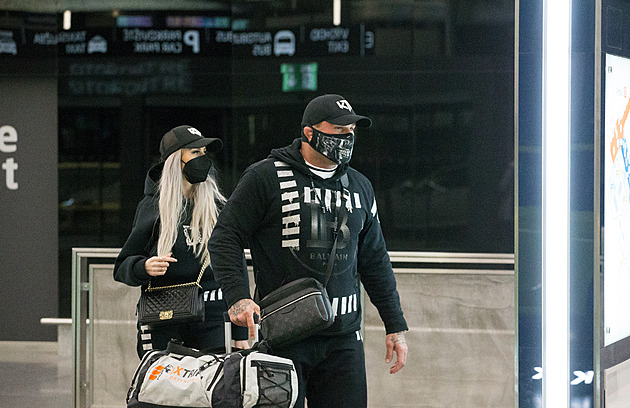 Karlos Vémola a Lela Ceterová na letišti po návratu z Dubaje.
