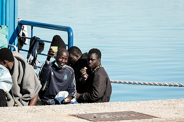 Migranti slaví píjezd do Itálie.