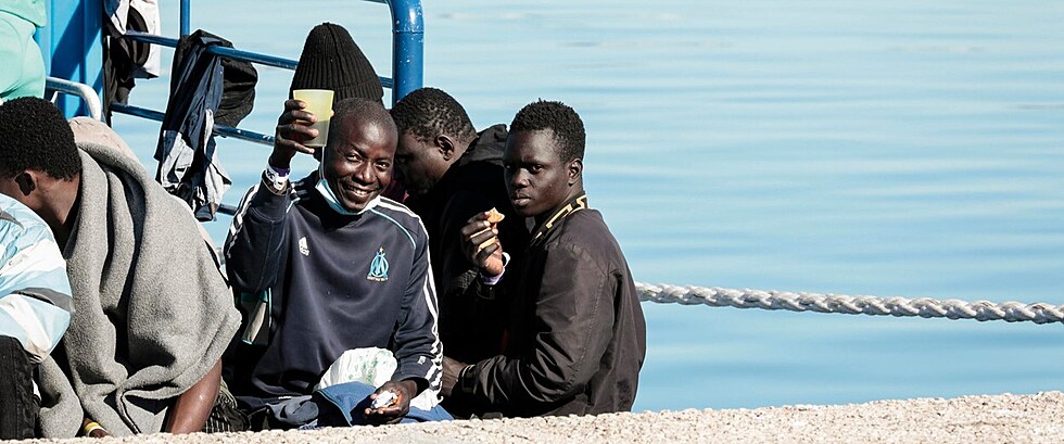 Migranti slaví příjezd do Itálie.