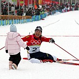 Kateina Neumannov na ikonick fotografii z olympijskch her v Turn v roce 2006. Vyerpnm se zhroutila na zem, ale mal pajdulk byl v ten moment mon vt tst ne zlato v bhu na lych.