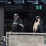 Karlos Vémola a Lela Ceterová na letišti po návratu z Dubaje.