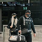 Karlos Vmola a Lela Ceterov na letiti po nvratu z Dubaje.