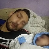 Na společném profilu dvojice jsou fotografie muže s dítětem. Proč měsíčního...
