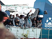 Migranti slaví píjezd do Itálie.