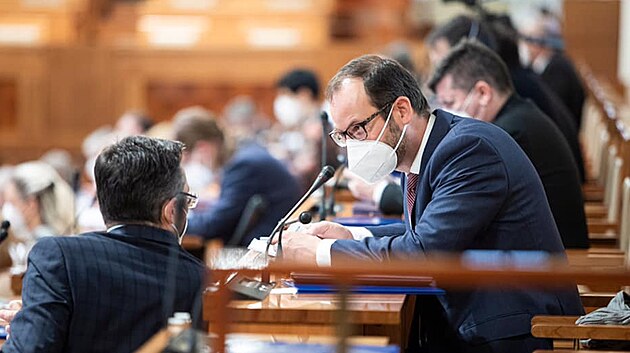 Poslanec Jan Farský (STAN) se ve tvrtek 13. ledna musel rozhodnout. Bu lett...