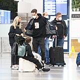 Hokejový brankář si přijel pro manželku a dva syny na letiště.