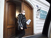Lucie Borhyová odchází z kliniky v centru Prahy s potvrzením a dobe naladná.