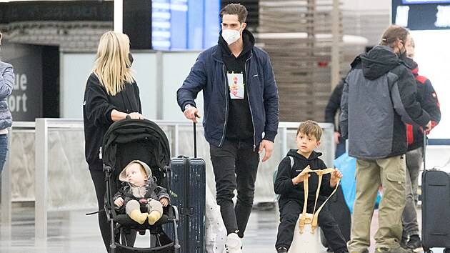 Man�elé se st�hují z Bali kv�li d�tem.