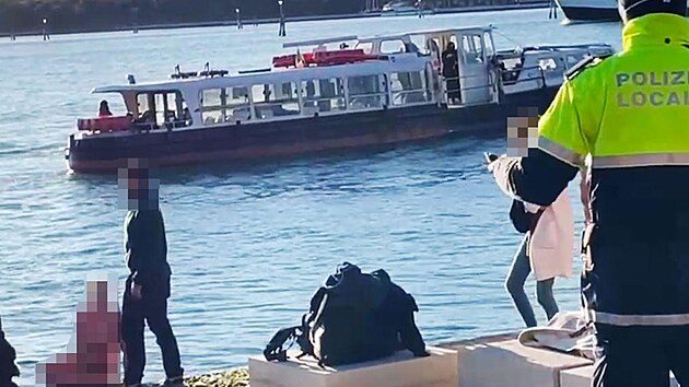 Polonahá turistka z �eska pózovala u památníku vále�ným hrdinkám v italských...