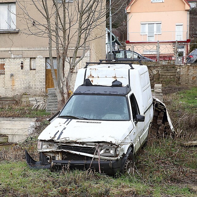 Vrak fiatu na zahrad Hibova domu stoj dle.