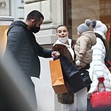 Muradov má v ruce tašky Louis Vuitton a Dolce & Gabbana.