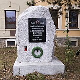 Před domem stojí památník věnovaný sovětským vojskům.