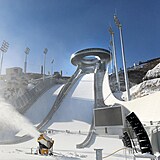 Sněhová děla v Číně jedou kvůli olympiádě naplno.