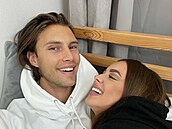 U� i Petr a Gábina z Love Islandu mají sv�j merch. Nabízejí mikiny i �epice.