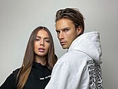U� i Petr a Gábina z Love Islandu mají sv�j merch. Nabízejí mikiny i �epice.