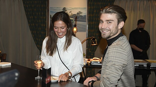 Stále se m�li �emu smát.