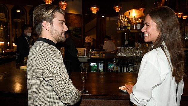 Stále se m�li �emu smát.