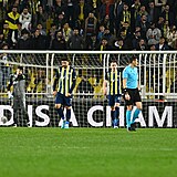 Turečtí fanoušci své vlastní hráče vypískali, pak měli napadnout příznivce...