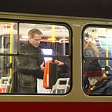 Brchov nakonec nasedli na tramvaj a odjeli smr dom.