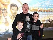 Michal Dvoák vzal na premiéru filmu své dva syny.