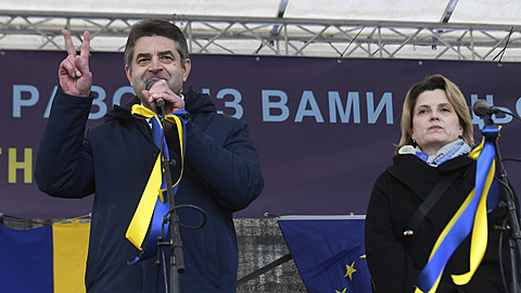 Jevhen Perebyjnis s manelkou na demonstraci na Václavském námstí.
