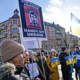 Demonstrace ped ruskou ambasdou v Oslu. Lid pirovnvaj Putina k Hitlerovi