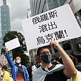 Lidé protestují po celém světě, tady na Tchaj-wanu.