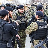 Čečenská armáda shromážděná ve městě Groznyj.