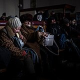 Ženy čekající na vlak ze Lvova.