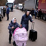 Ukrajinské ženy a děti přecházejí hranice.