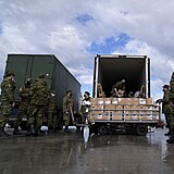 Řecká armáda nakládá vojenskou pomoc Ukrajině.